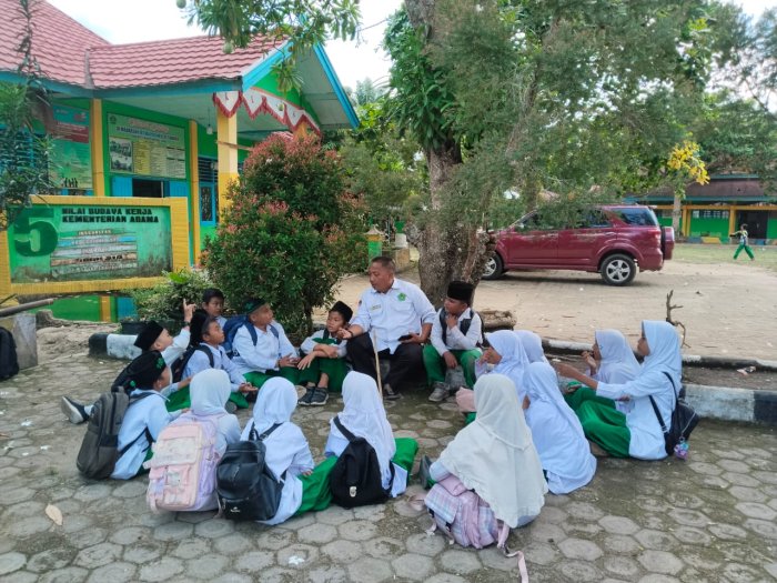 Belajar Tak Harus di Dalam Kelas! Guru Kelas IVC MIN 1 Bungo, Zulham Abas, S.Pd.I, Ajak Siswa Belajar di Alam Terbuka