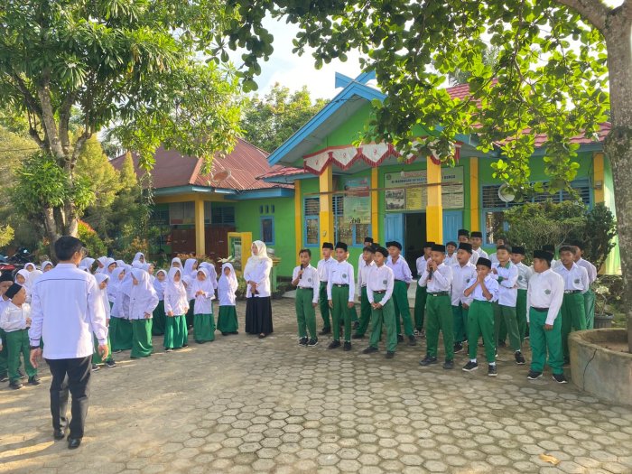 MIN 1 Bungo Awali Hari dengan Lantunan Surah Pendek, Kepala Madrasah Sampaikan Pesan Inspiratif