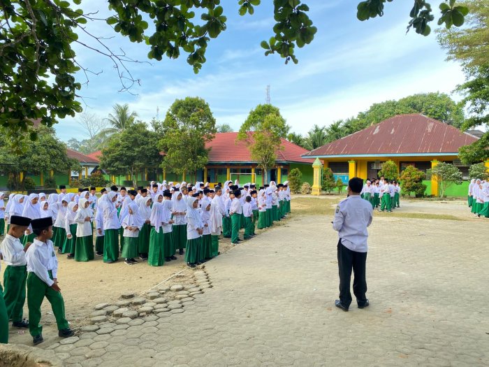MIN 1 Bungo Laksanakan Apel Pagi dengan Pembacaan Asmaul Husna dan Surah Pendek Dipimpin Waka Kurikulum Pak Jamaludin