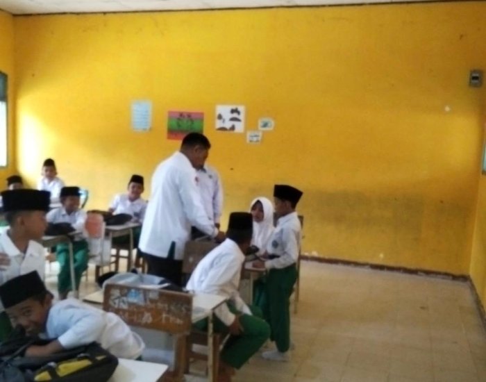 Ciptakan Kelas Kondusif, Kepala MIN 1 Bungo Lakukan Razia Mainan