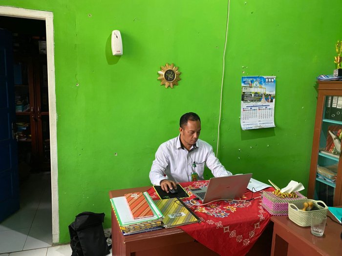 MIN 1 Bungo Sigap dan Teliti, Operator Madrasah Siapkan Administrasi Guru Melalui Simpatika