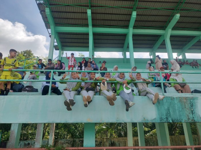 Suporter MIN 1 Bungo Tunjukkan Antusias Tinggi, Dukung Penuh Tim Sepak Bola di Lapangan!