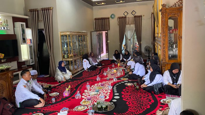 MIN 1 Bungo Hadirkan Kehangatan di Tengah Duka, Guru Laksanakan Takziah Bersama