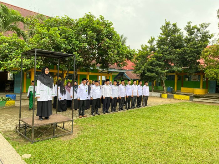 Teguhkan Kedisiplinan Sejak Dini, MIN 1 Bungo Laksanakan Upacara Bendera Penuh Makna