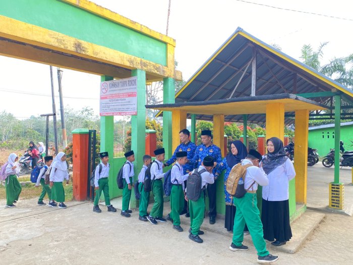 Majelis Guru MIN 1 Bungo Sambut Kedatangan Peserta Didik dengan Senyuman Hangat di Pagi Hari