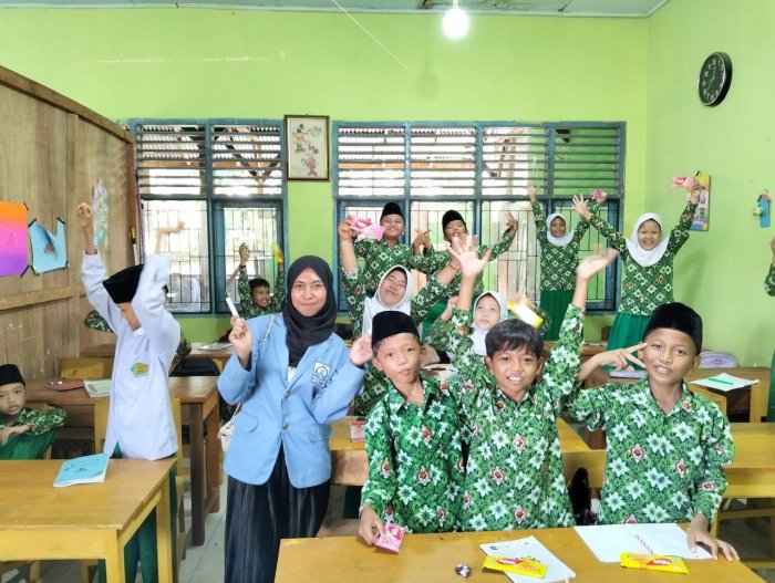 Mahasiswi IAI Yasni Bungo Lakukan Praktek Mengajar  MIN 1 Bungo, Siswa Antusias dan Kepala Madrasah Berikan Dukungan
