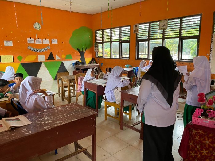 Dari Madrasah Menuju Guru Profesional: Hartini, S.Pd.I Buktikan Kompetensinya Lewat Video Pembelajaran Inovatif