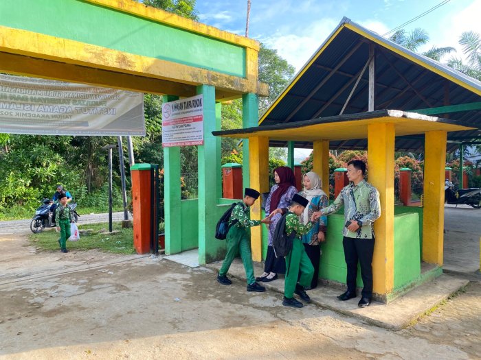Guru MIN 1 Bungo Sambut Hangat Kedatangan Peserta Didik di Gerbang Sekolah