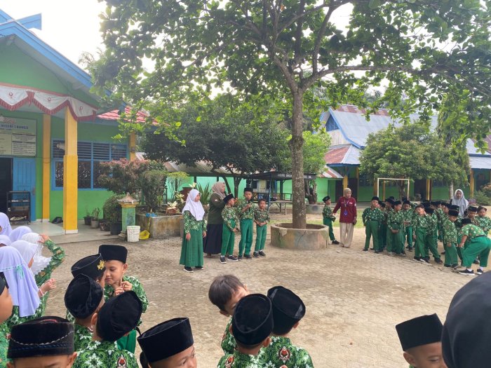 Mahasiswa PPLK MIN 1 Bungo Pimpin Apel Pagi, Kepala Madrasah Harapkan Mereka Dapatkan Ilmu dan Pengalaman Yang Banyak