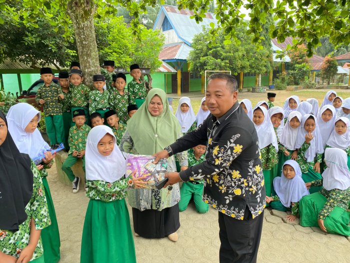 Waka Kesiswaan MIN 1 Bungo Serahkan Hadiah Lomba Menyanyi Lagu Wajib Nasional dalam Semangat Sumpah Pemuda