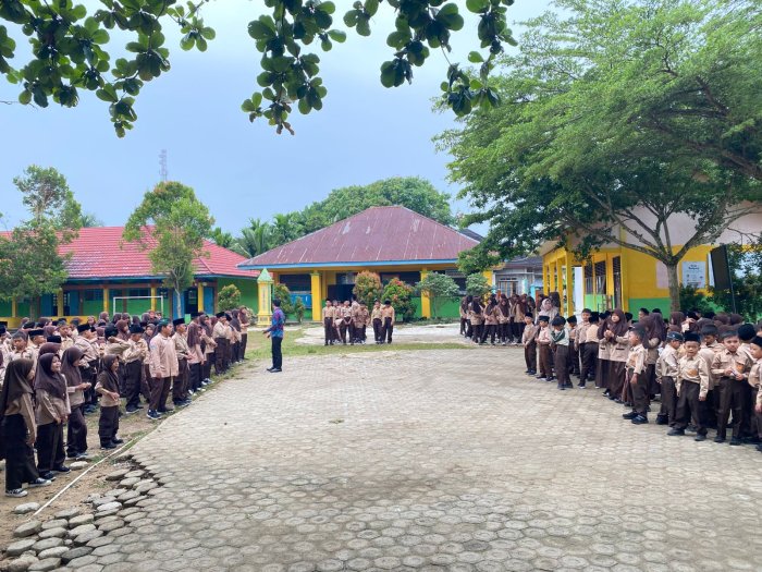 Di Tengah Gerimis, MIN 1 Bungo Tetap Khidmat Laksanakan Apel Pagi dengan Doa dan Surah Pendek