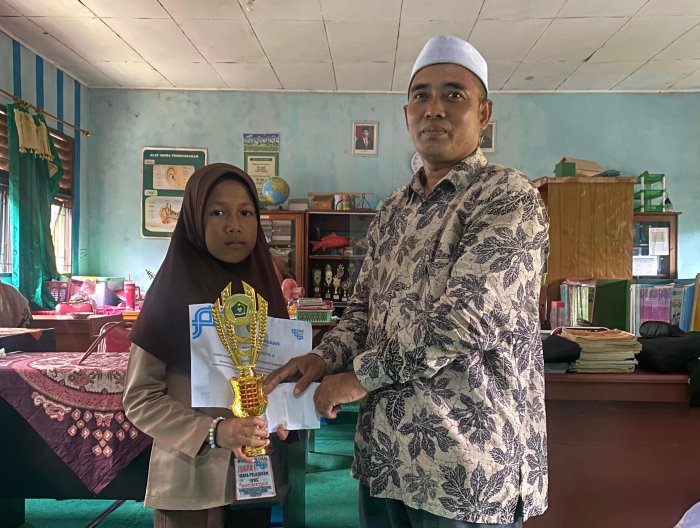 Zairul Efendi, S.Pd.I Serahkan Penghargaan kepada Kennis Agneta Putri, Peraih Medali Emas Tingkat Kabupaten