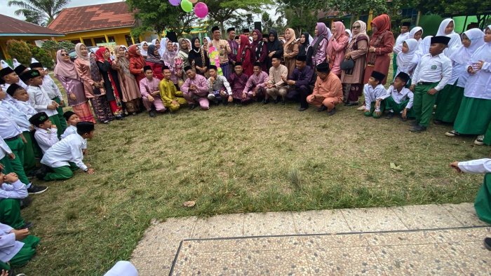 MIN 1 Bungo Lepas Balon Berisi Ucapan dan Doa pada Peringatan Hari Guru Nasional