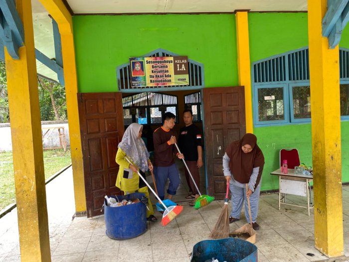Pasca Hujan Deras, Guru MIN 1 Bungo Tunjukkan Kekompakan Lewat Gotong Royong Bersihkan Madrasah