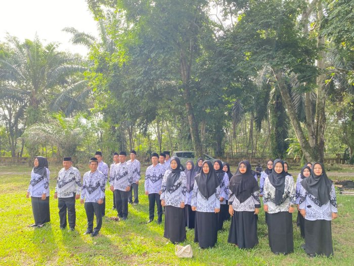 Guru MIN 1 Bungo Bertugas sebagai Paduan Suara pada Upacara HUT PGRI di Kantor Camat