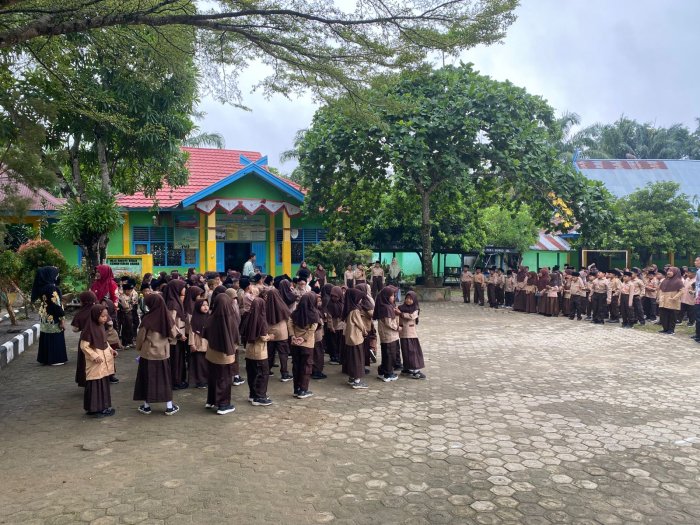 Wujudkan Madrasah Bersih dan Berkarakter, Warga MIN 1 Bungo Gelar Apel Pagi dan Aksi Peduli Lingkungan