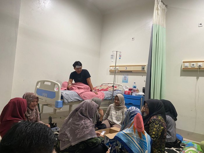 Wujud Kepedulian Madrasah: Keluarga Besar MIN 1 Bungo Doakan Kesembuhan Suami Guru