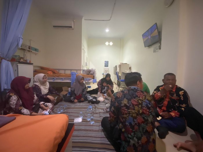 Kepala MIN 1 Bungo dan Dewan Guru Tunjukkan Kepedulian dengan Menjenguk Anak dari Bapak Adriadi di RS Permata Hati