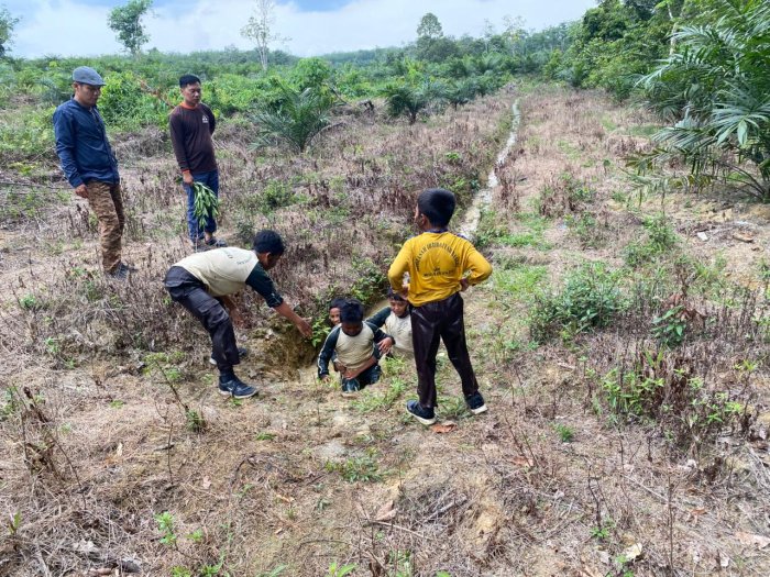 Basah, Kotor, tapi Kompak! Pos Empat Hiking PERSAMI MIN 1 Bungo Uji Semangat dan Kebersamaan Peserta