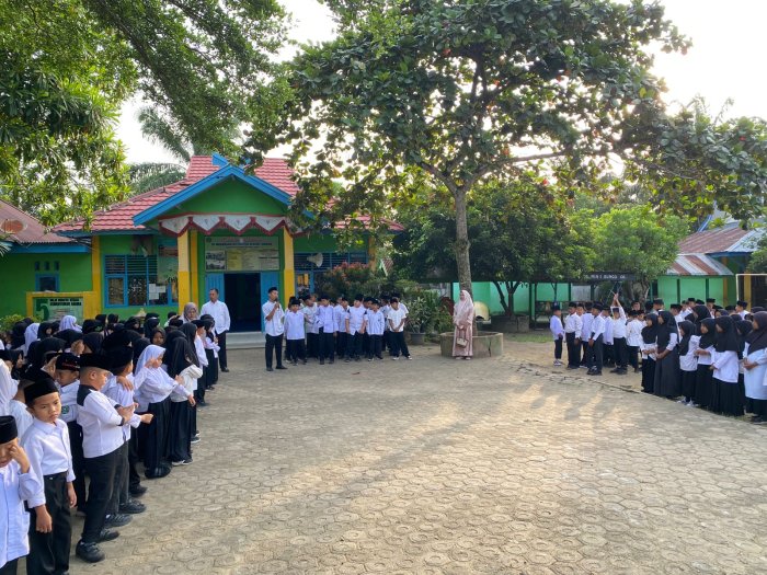 Jumat Berkah, Seluruh Warga MIN 1 Bungo Lantunkan Ayat Suci Al-Quran saat Apel Pagi