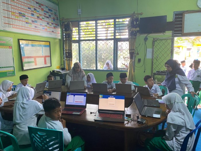 Madrasah Go Digital! Siswa MIN 1 Bungo Antusias Pelajari Teknologi Laptop di Kelas