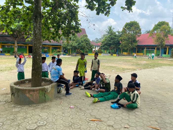 Guru Olahraga MIN 1 Bungo Lakukan Pemantauan dan Seleksi Tim Sepak Bola untuk Ajang Turnamen Tingkat Kabupaten Bungo