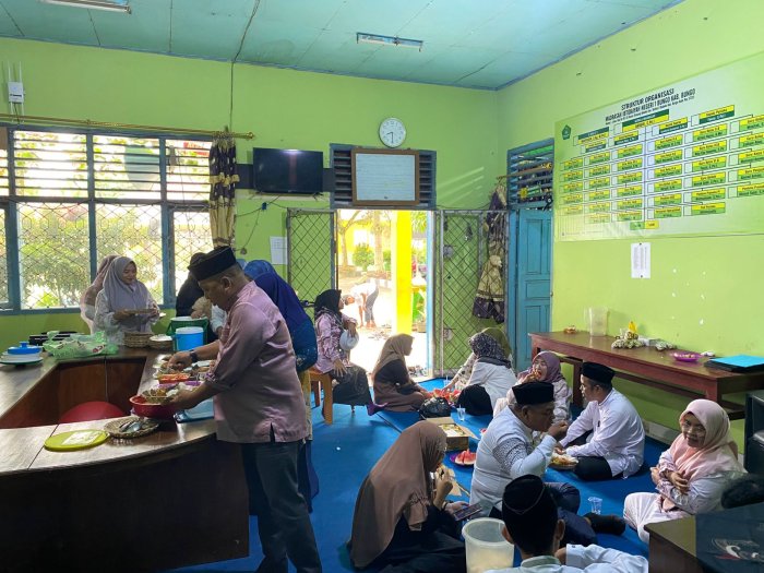 Pererat Silaturahmi, Kepala dan Guru MIN 1 Bungo Gelar Makan Bersama Usai Yasinan