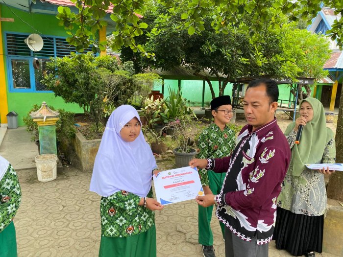 Waka Kurikulum MIN 1 Bungo Serahkan Sertifikat Penghargaan kepada Peserta Didik Lomba Bahasa Inggris Alef Education