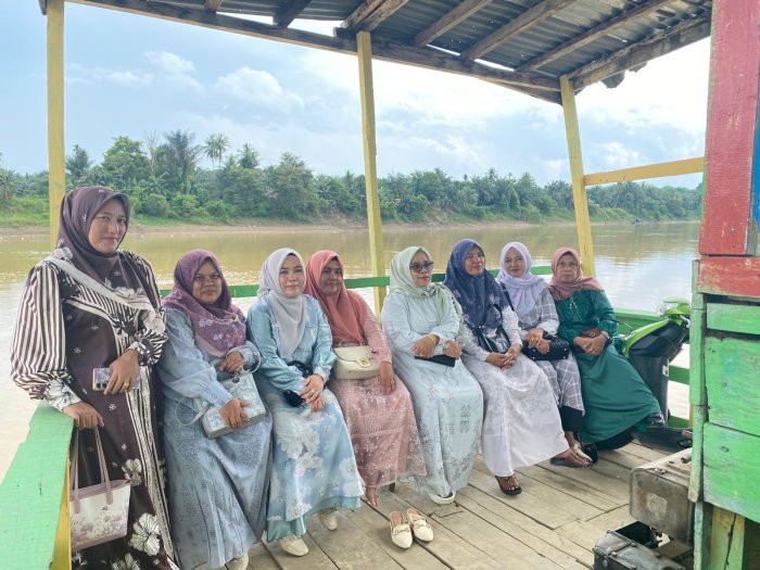 Srikandi MIN 1 Bungo Tunjukkan Kekompakan: Seberangi Sungai dengan Perahu Demi Penuhi Undangan Rekan Guru