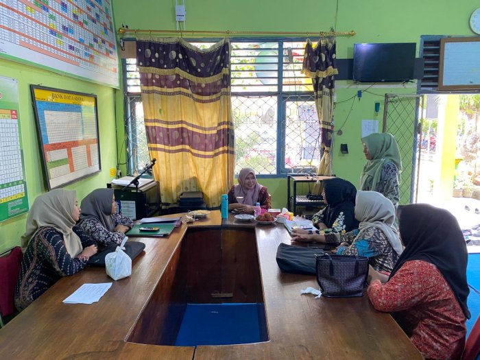 Pengawas Penilai PKKM, Ibu Dahlia, Lakukan Penilaian Kinerja dan Administrasi Guru di MIN 1 Bungo