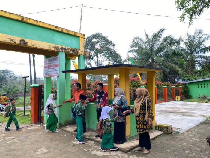 Budaya 5S Jadi Ciri Khas, Guru dan Kepala MIN 1 Bungo Sambut Peserta Didik di Gerbang Madrasah