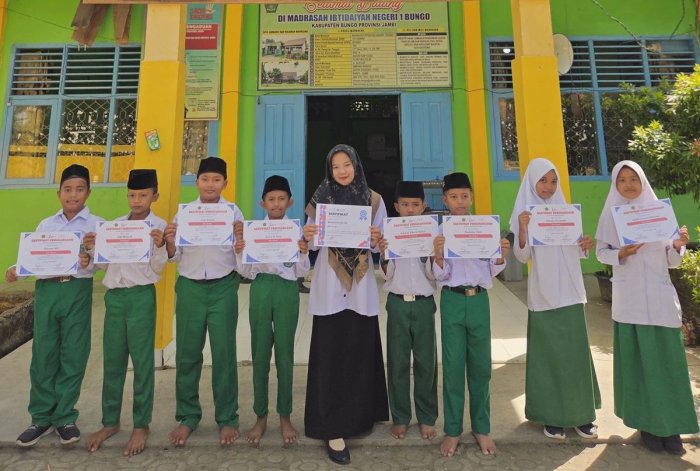 Peserta Didik MIN 1 Bungo Terima Piagam Penghargaan Lomba Bahasa Arab Alef Education dari Ibu Nurul Qomariah, S.Pd