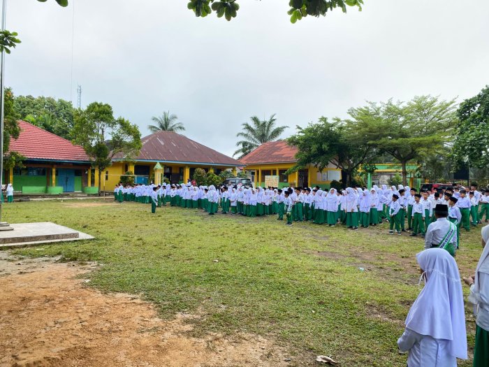 MIN 1 Bungo Laksanakan Upacara Bendera, Kepala Madrasah Tekankan Pentingnya Menjaga Lingkungan