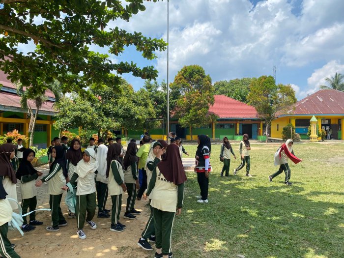 Siswa Kelas VI MIN 1 Bungo Lakukan Latihan Upacara Bendera, Dibimbing Langsung oleh Waka Kesiswaan dan Guru Madrasah